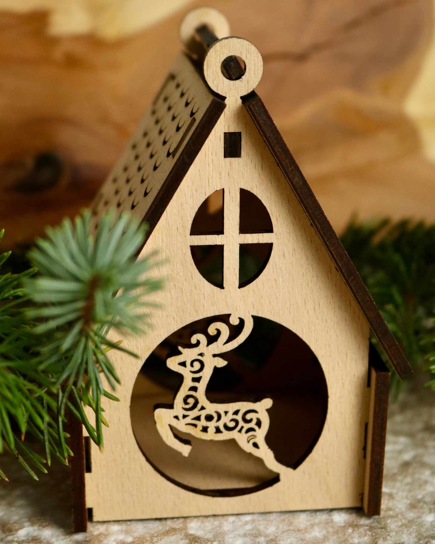 Handgefertigtes Holz-Lichterhaus mit LED-Beleuchtung